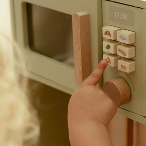 bimba che gioca con tasti del microonde