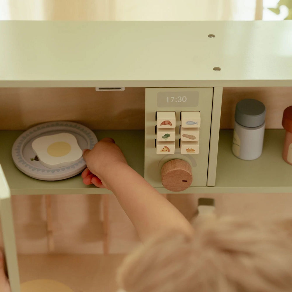 bimba che cuoce un uovo