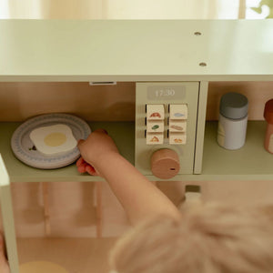 bimba che cuoce un uovo