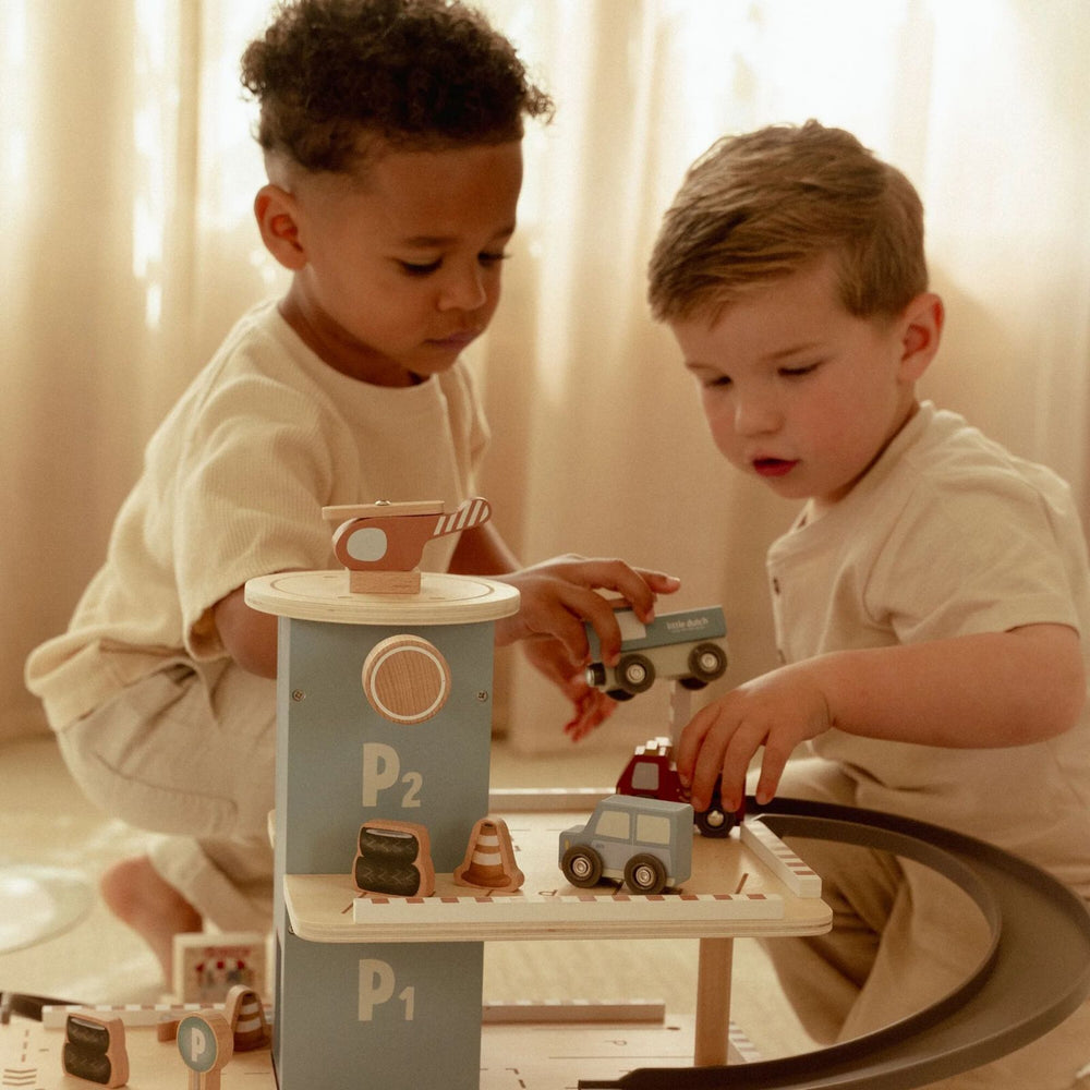 bimbi che giocano col garage