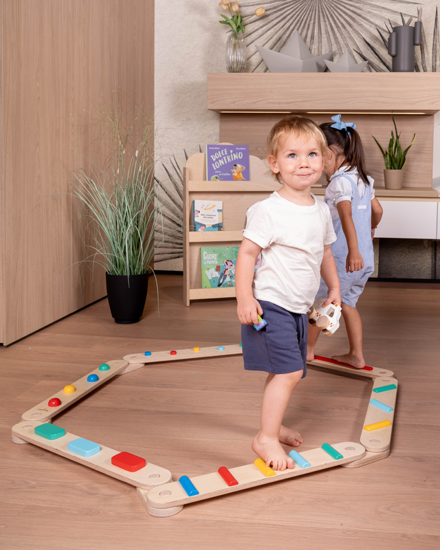 Percorso di equilibrio in legno Montessori, per bambini dai 2 anni.