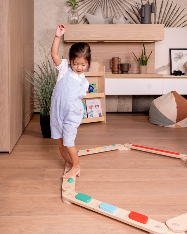 Percorso di equilibrio in legno Montessori, per bambini dai 2 anni.