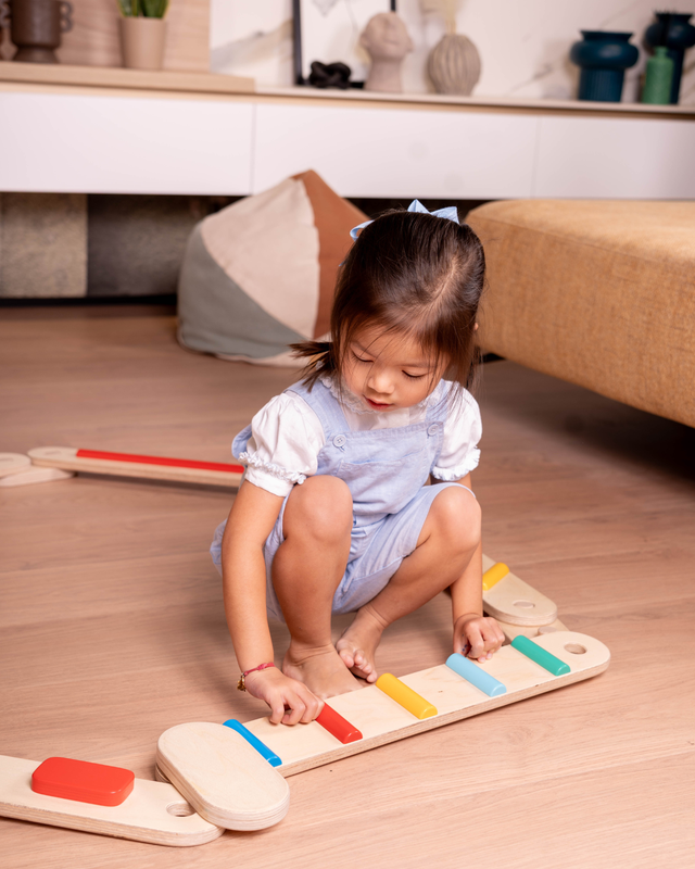 Percorso di equilibrio in legno Montessori, per bambini dai 2 anni.