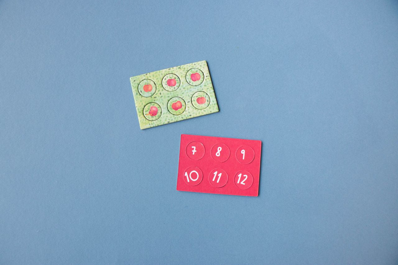 Gettoni a forma di mela da abbinare ai fiori del melo del puzzle utili per imparare a contare 