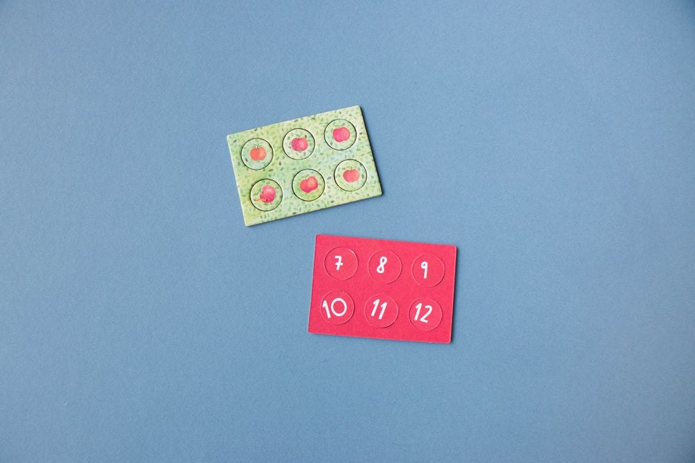 Gettoni a forma di mela da abbinare ai fiori del melo del puzzle utili per imparare a contare 