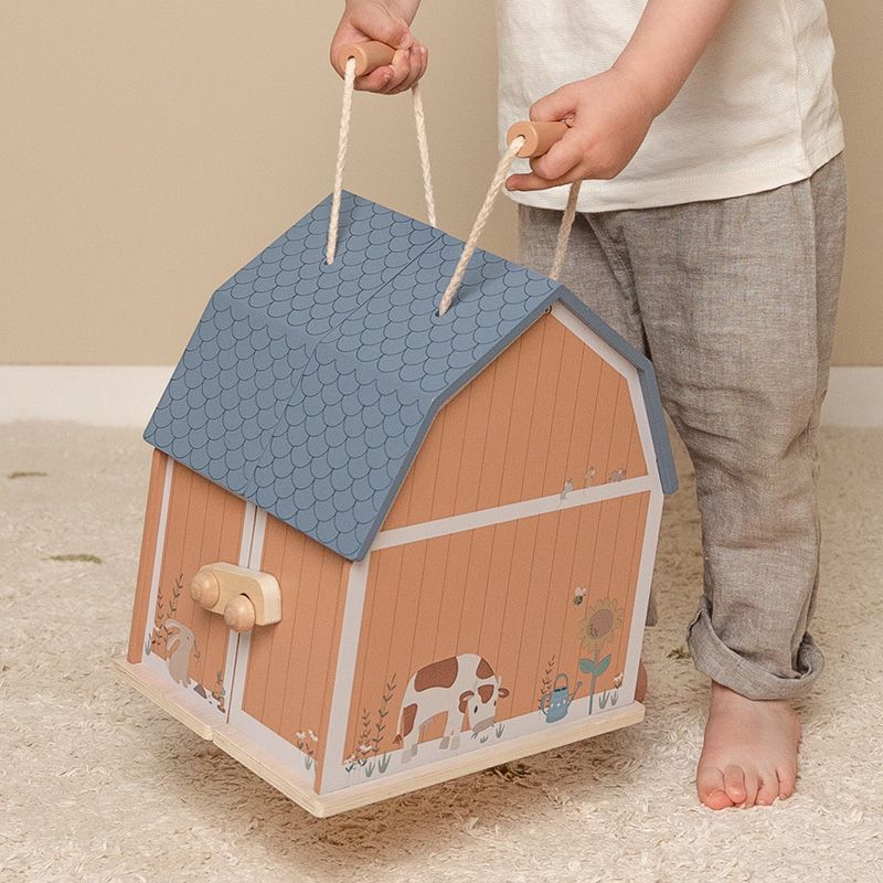 Immagine ambientata di bimbo che trasporta la Portable Farmhouse di Little Dutch