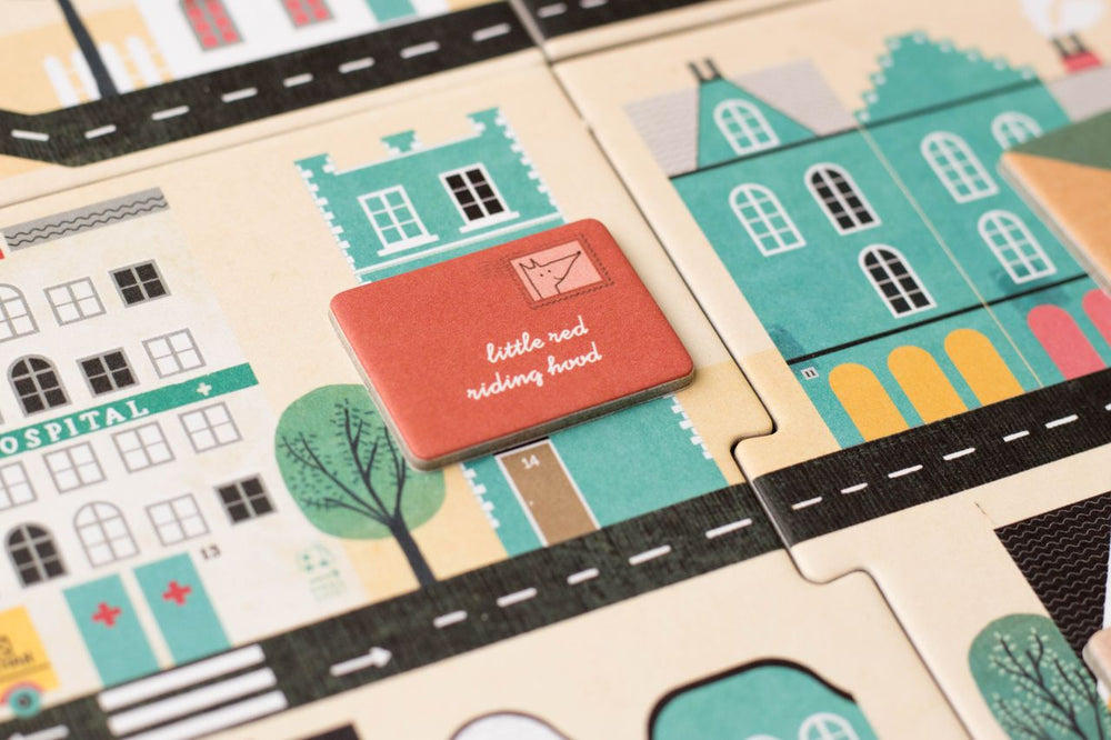 Dettaglio del tabellone Postman con lettera consegnata