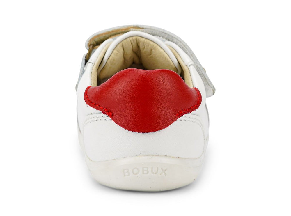 tallone della scarpa bianca con forellini aerazione in punta e due strap, tallone rosso
