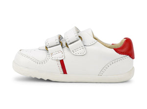 vista laterale della scarpa bianca con forellini aerazione in punta e due strap, tallone rosso