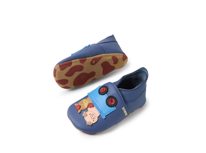 babbuccia blu con trattore e carretto e animali, con suola in camoscio marrone