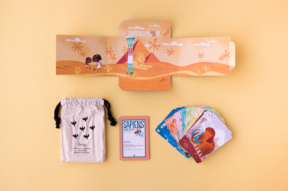 Interno della scatola, sacchetto di stoffa  e mazzo di 42 carte dei vari periodi storici 