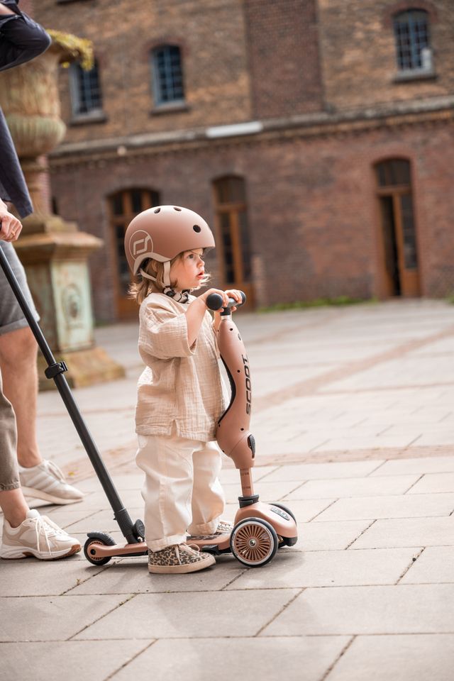 bimba con monopattino colore mocha