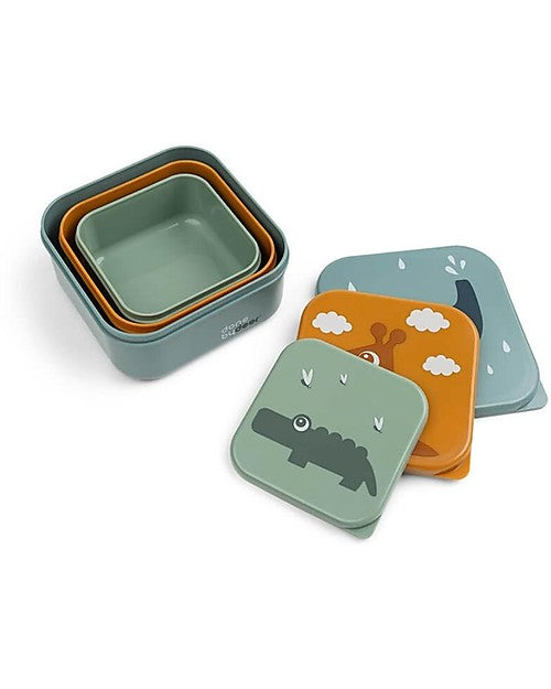 Set 3 contenitori porta pappa/merenda impilati con i rispettivi coperchi colorati. Done by Deer.