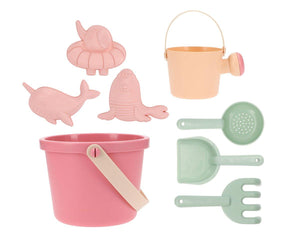 Set spiaggia in plastica bio, Monneka. In foto set variante ROSA composta da 8 pezzi: 3 formine, secchiello, innaffiatoio, paletta, rastrello e cucchiaio