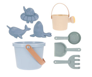 Set spiaggia in plastica bio, Monneka. In foto set variante AZZURRA composta da 8 pezzi: 3 formine, secchiello, innaffiatoio, paletta, rastrello e cucchiaio