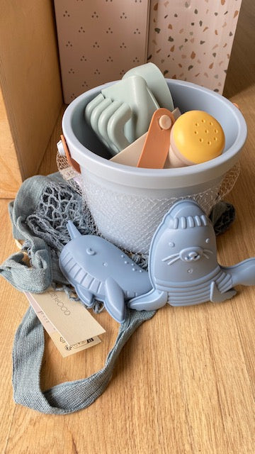 Set giochi spiaggia Monneka in variante AZZURRA con borsina in rete Sea Blue di Liewood. 