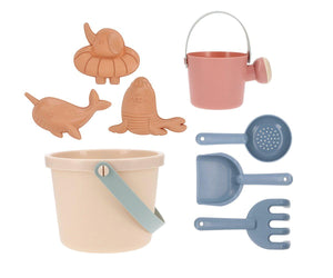 Set spiaggia in plastica bio, Monneka. In foto set variante BEIGE composta da 8 pezzi: 3 formine, secchiello, innaffiatoio, paletta, rastrello e cucchiaio
