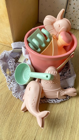 Set giochi spiaggia Monneka in variante ROSA con borsina in rete Misty Lilac Liewood. 