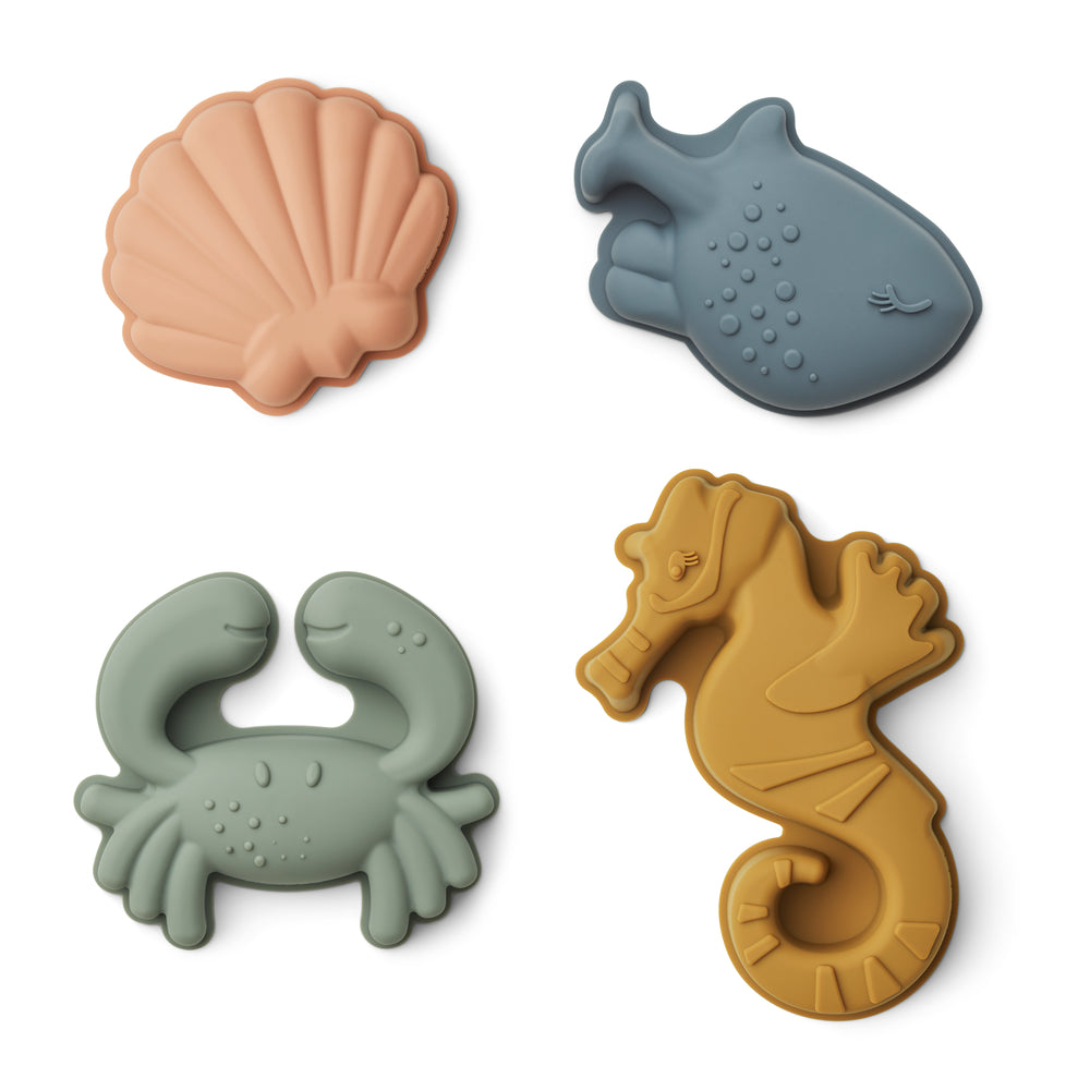 Set 4 formine da spiaggia Gill Sand, Liewood. Quattro formine da spiaggia in silicone a forma di creature marine: conchiglia rosa, pesce azzurro, granchio verde e cavalluccio marino giallo