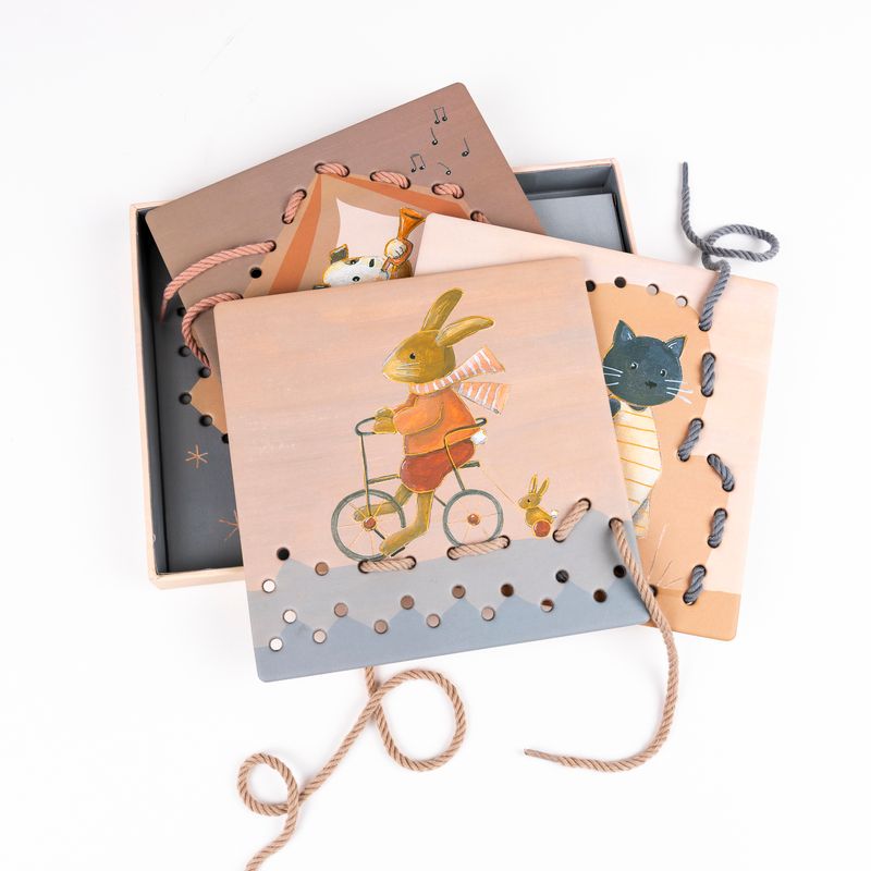 Contenuto del gioco sewing cards friends con carte forate e fili morbidi di cotone da cucire