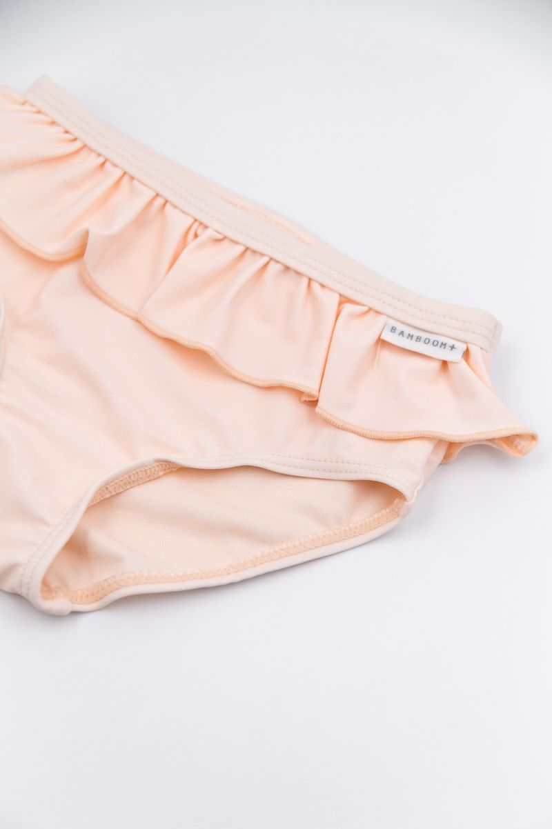 particolare del volant slip bimba con volant colore rosa chiaro