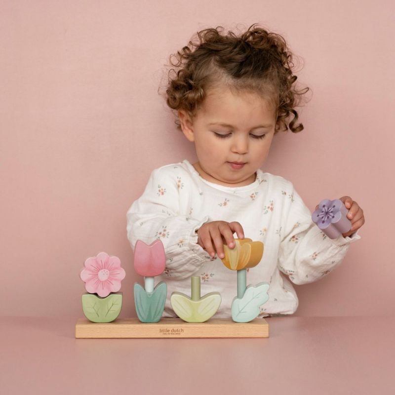 bimba che gioca con puzzle impilabile 4 fiori