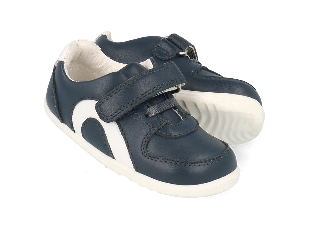 
                
                    Carica l&amp;#39;immagine nella Galleria, scarpa blu navy con suola bianca e inserto bianco sul fianco. uno strap ed elastico 
                
            