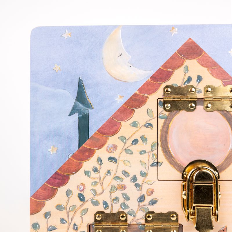 particolare della finestra in alto alla casa