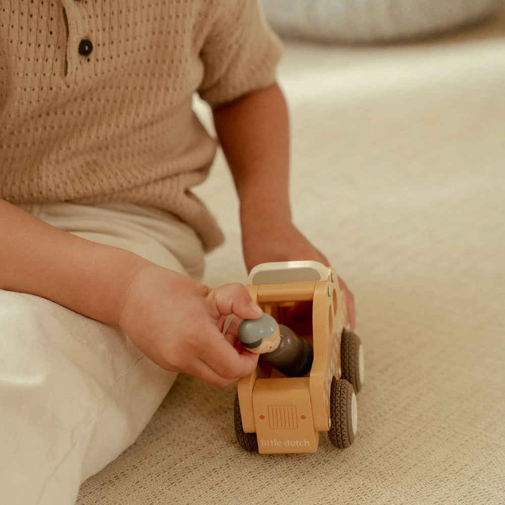 bimbo che gioca col taxi