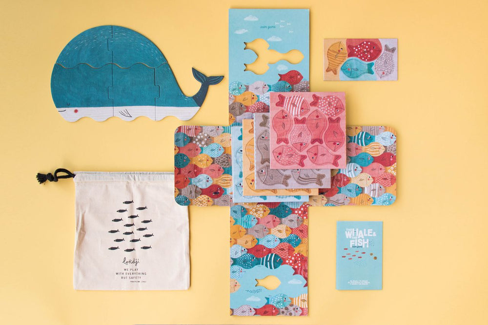 Contenuto completo di the Whale & the Fish con sacchettino di stoffa che contiene i pezzi della balena e i piccoli pesci