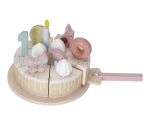 torta compleanno in legno con accessori, paletta, meringhe e candeline