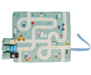 Gioco Tovaglietta Circuito Menta+3 macchinine, Monneka. In foto tovaglietta aperta con rappresentato un paesaggio e le strade. In basso a sinistra tre taschine con dentro tre macchinine