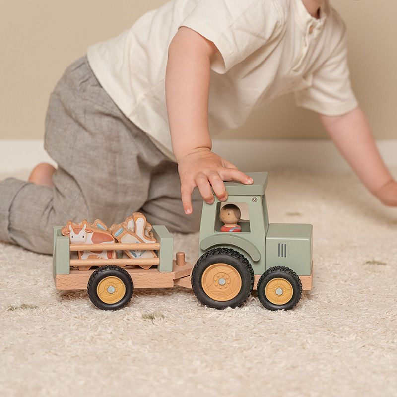 Immagine ambientata di bambino che gioca con il trattore con rimorchio di Lilttle Dutch