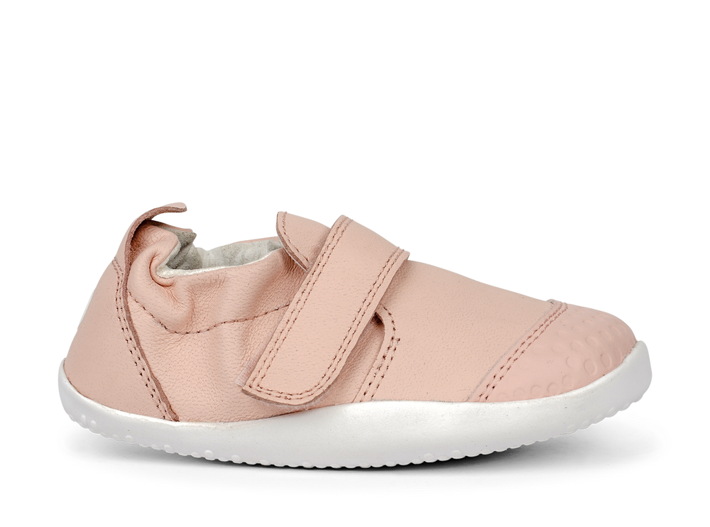 
                
                    Carica l&amp;#39;immagine nella Galleria, scarpa mprbida colore rosa pastello con strap e suola super flessibile colore bianco
                
            