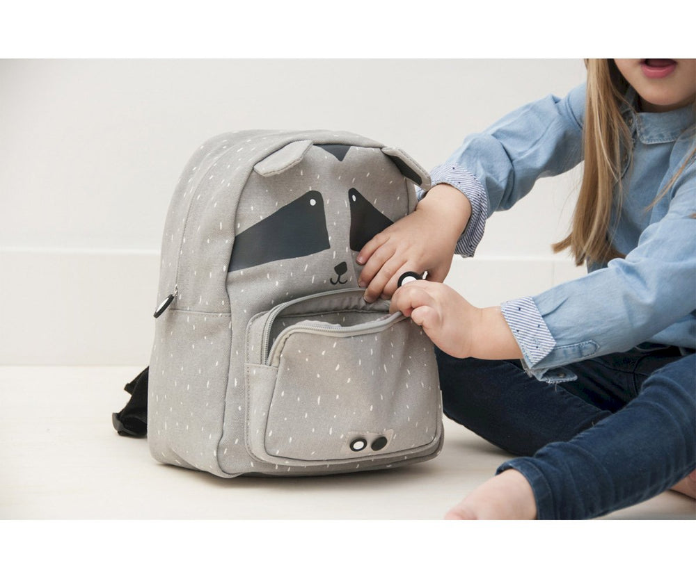 bimba che mostra il particolare della tasca