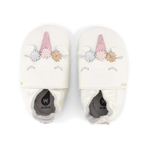 Bobux babbucce Soft Sole Unicorno color panna, corno rosa brillantinato. Tre fiorellini azzurro, rosa e oro sotto al corno.