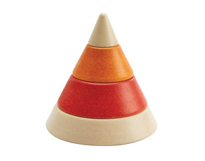 Piramide impilabile in legno "Cone Sorting", Plan Toys.. Piramide costruita. Base in legno chiaro, pezzo rosso, pezzo arancione e punta in legno chiaro