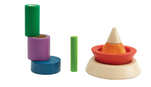 Piramide impilabile in legno "Cone Sorting", Plan Toys. Pezzi della piramide dai toni accesi