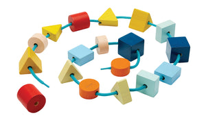 Geo Lacing Beads, perline geometriche colorate da infilare in legno, Plan Toys. Set di 15 perline di 3 forme geometriche diverse infilate in una corda azzurra.