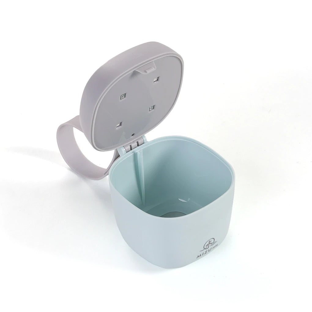 AIRI Sterilizzatore UV portatile, Mizu Baby. Sterilizzatore verde acqua con tappo grigio dotato di braccialetto per il trasporto in silicone grigio. Vista dello sterilizzatore aperto con i 4 led per la sterilizzazione posti nel coperchio