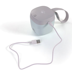 AIRI Sterilizzatore UV portatile, Mizu Baby. Sterilizzatore verde acqua con tappo grigio dotato di braccialetto per il trasporto in silicone grigio. Ricarica tramite cavo USB