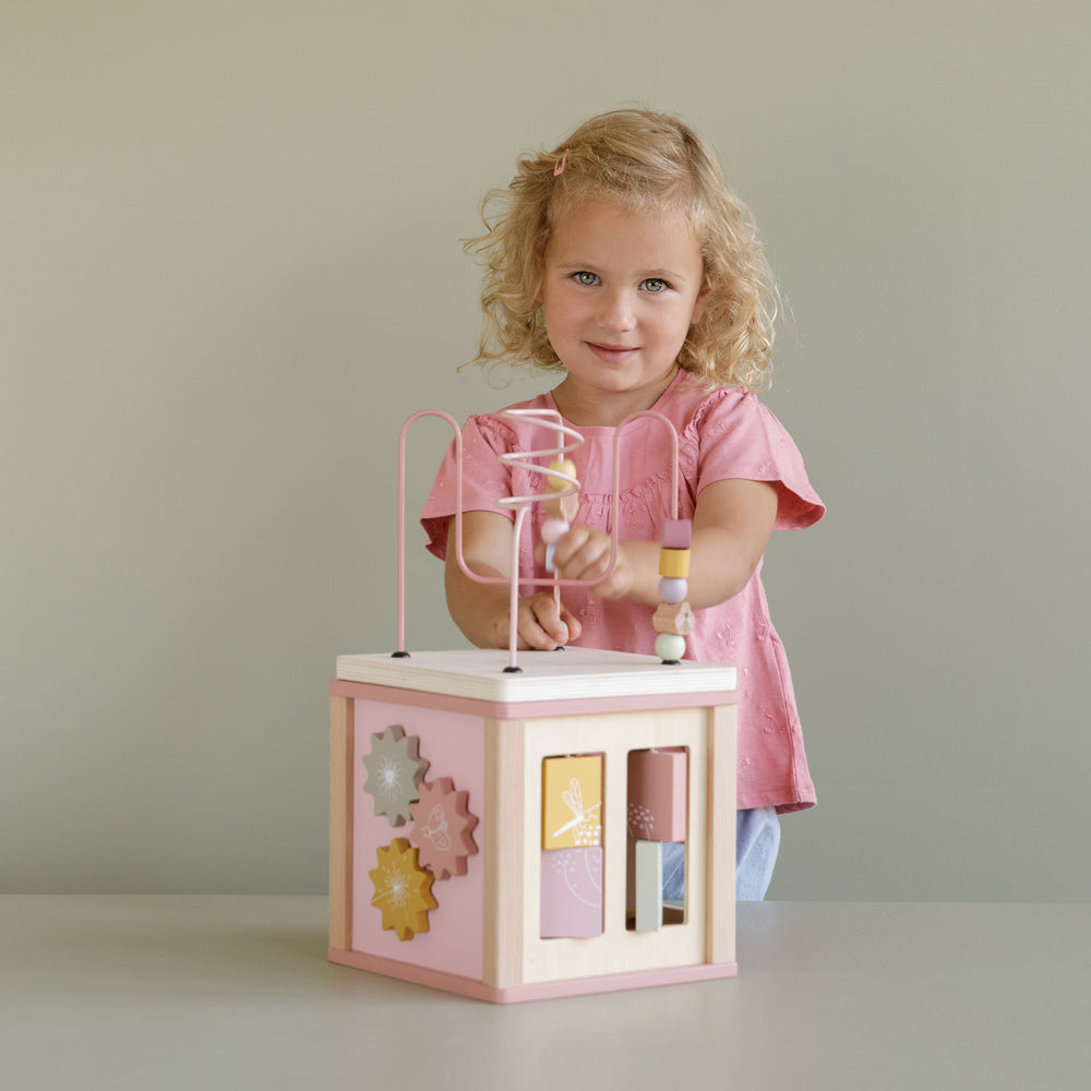 Activity Cube, cubo multiattività in legno, Little Dutch. Cubo a tema Fiori e Insetti. Bambina che gioca con il cubo