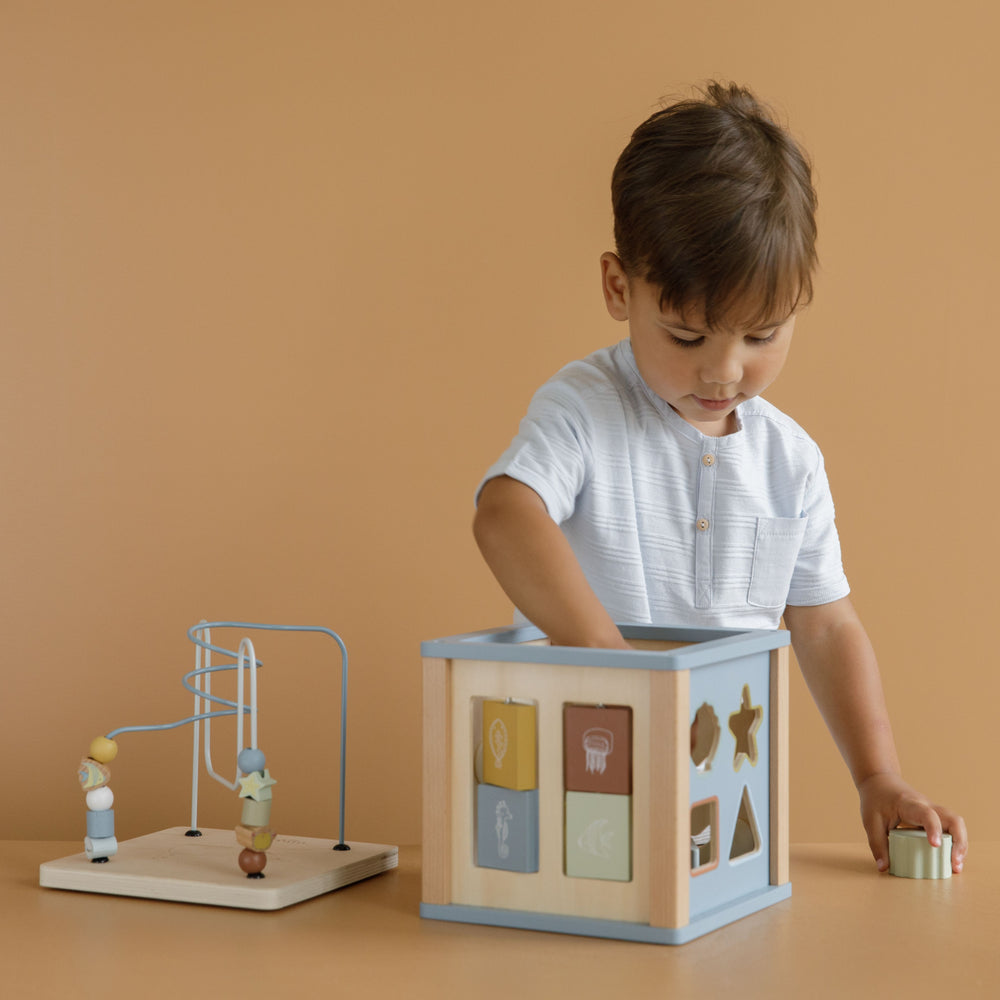 Activity Cube, cubo multiattività in legno, Little Dutch. Bambino che gioca con il cubo