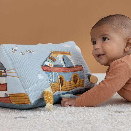 Activity Triangle Sailor Bay, Triangolo Multiattività Baia dei Marinai, Little Dutch. Triangolo in morbido peluche nei toni dell'azzurro con elementi della baia dei marinai applicati sopra: peschereccio, pesciolini, balena, specchietto, faro. Bambino che gioca coricato sul tappeto