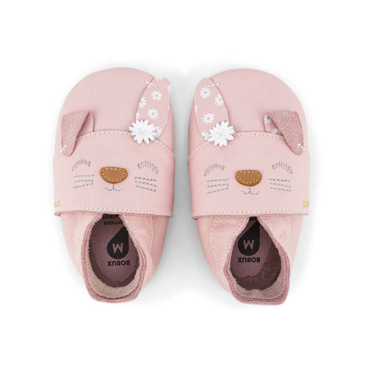 Bobux babbucce Soft Sole Coniglietta Flopsy Rosa. Scarpina rosa con coniglietta con un'orecchia piegata. Sull'altra orecchia ci sono margheritine
