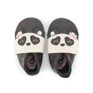 
                
                    Carica l&amp;#39;immagine nella Galleria, Bobux babbucce Soft Sole Panda Femmina. Scarpina grigia scura con faccia panda femmina grigio chiaro. Occhi a forma di cuoricino. e fiocchetto rosa
                
            