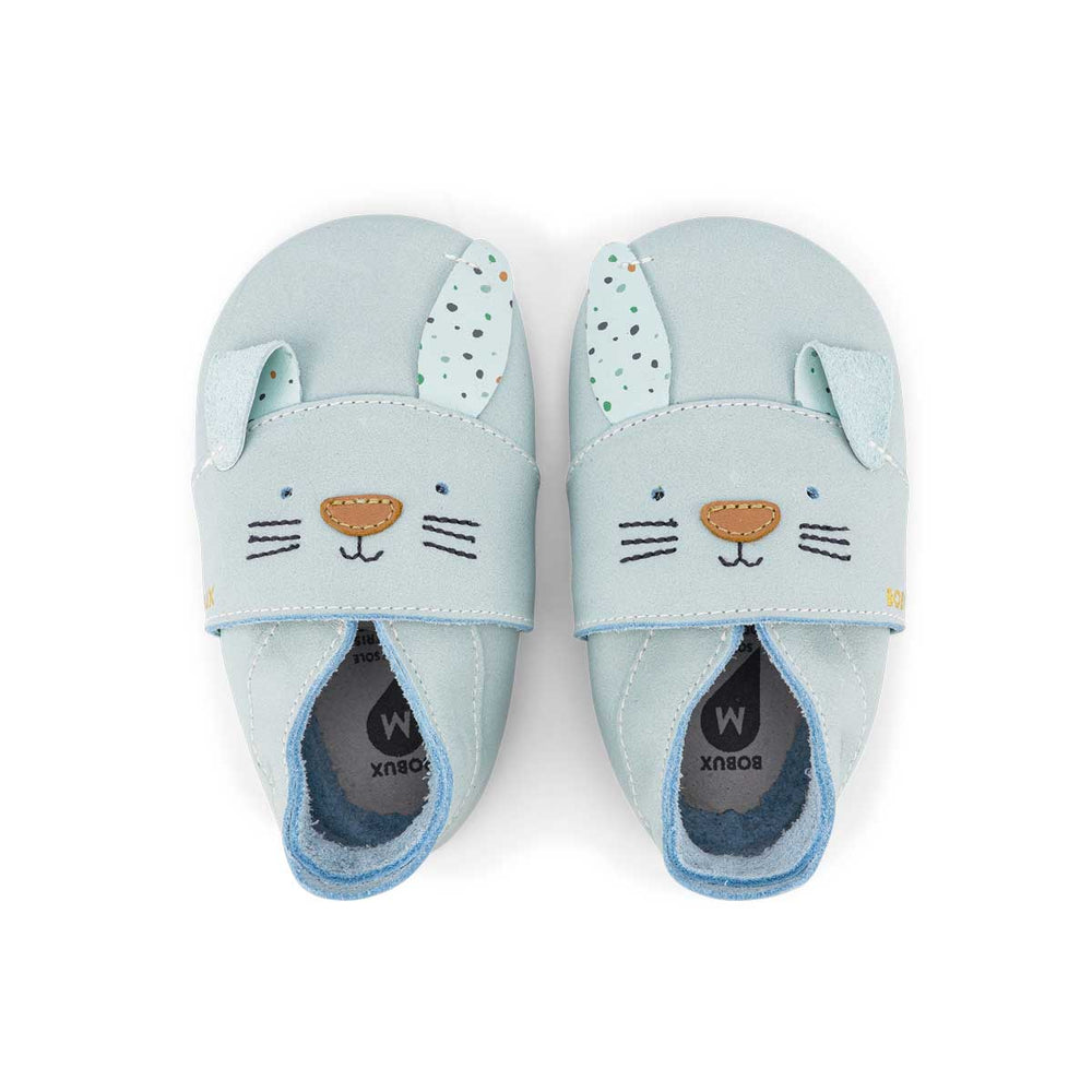Bobux babbucce Soft Sole Coniglietto Hopsy Azzurro con un'orecchia piegata. Scarpina azzurra. Sulle orecchie tanti puntini colorati.
