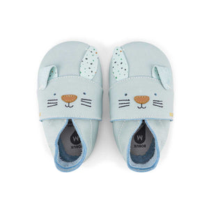 Bobux babbucce Soft Sole Coniglietto Hopsy Azzurro con un'orecchia piegata. Scarpina azzurra. Sulle orecchie tanti puntini colorati.