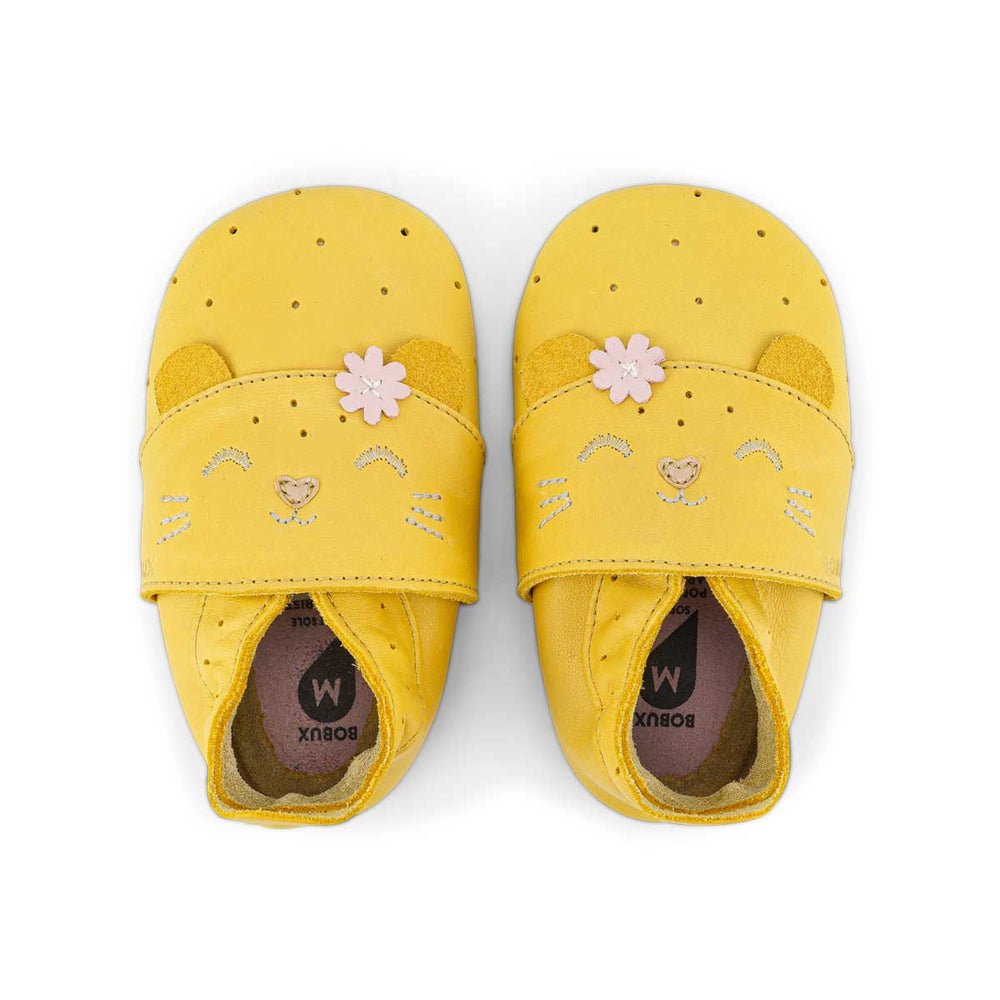 Bobux babbucce Soft Sole Gattina Maple color ocra con fiorellino rosa vicino all'orecchio