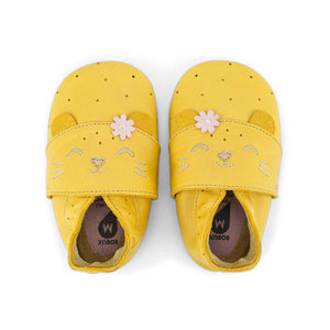Bobux babbucce Soft Sole Gattina Maple color ocra con fiorellino rosa vicino all'orecchio